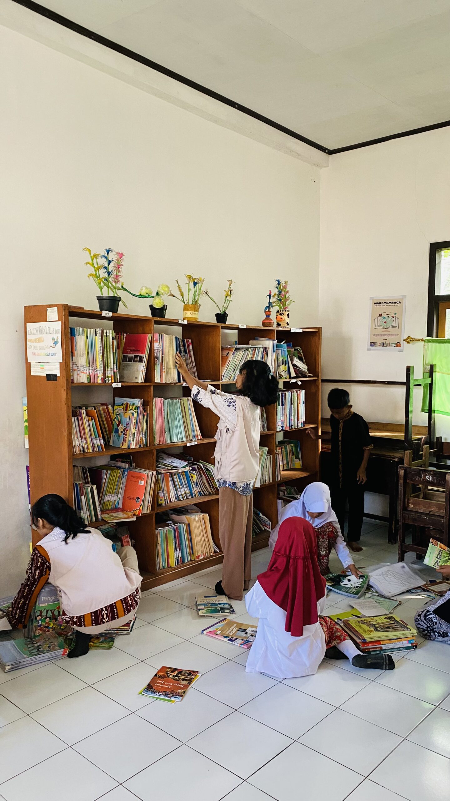 membereskan ruangan perpustakaan