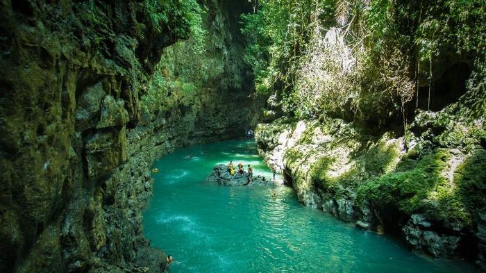 cukang taneuh atau green canyon pangandaran